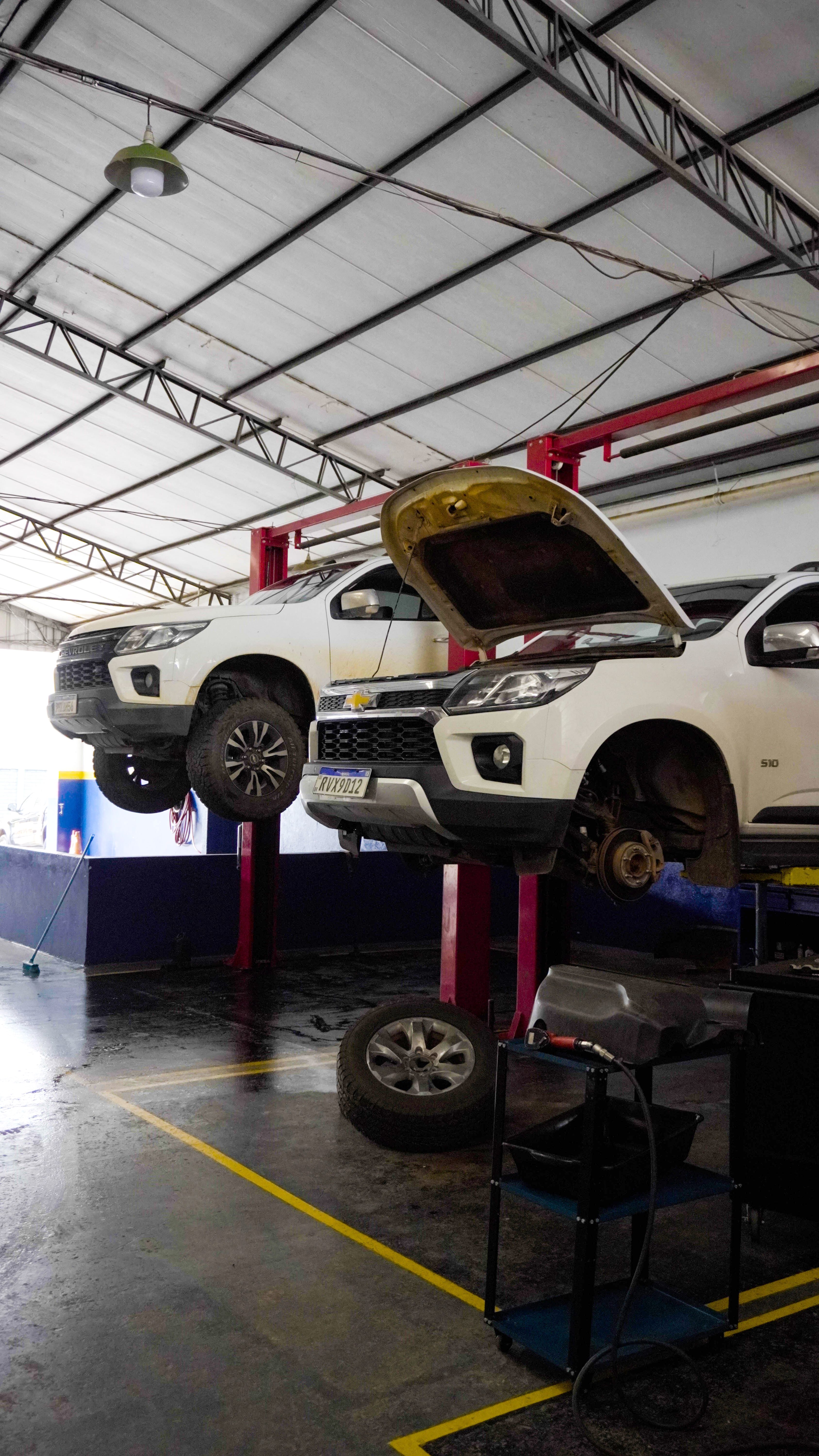 Veículos no elevador hidráulico